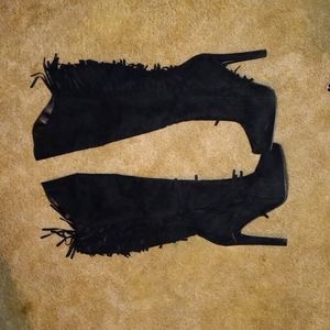 Platform black heeled fringed boots 👢